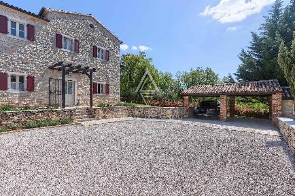 Poreč Center: Elegantna kamnita vila z bazenom naprodaj