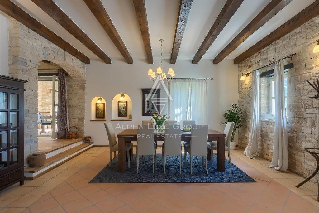 Poreč Center: Elegantna kamnita vila z bazenom naprodaj