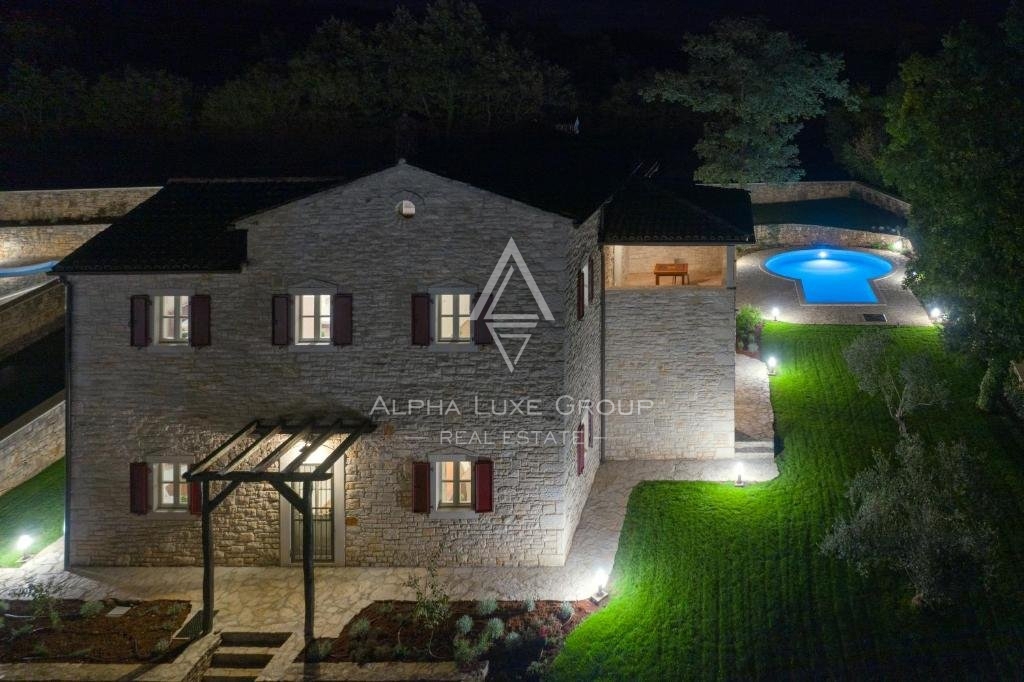 Poreč Center: Elegantna kamnita vila z bazenom naprodaj