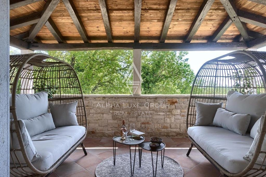Poreč Center: Elegantna kamnita vila z bazenom naprodaj