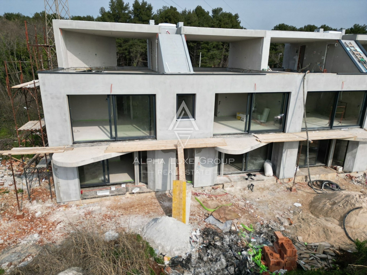 Poreč, obrobje: Sodobno stanovanje v prvem nadstropju s teraso