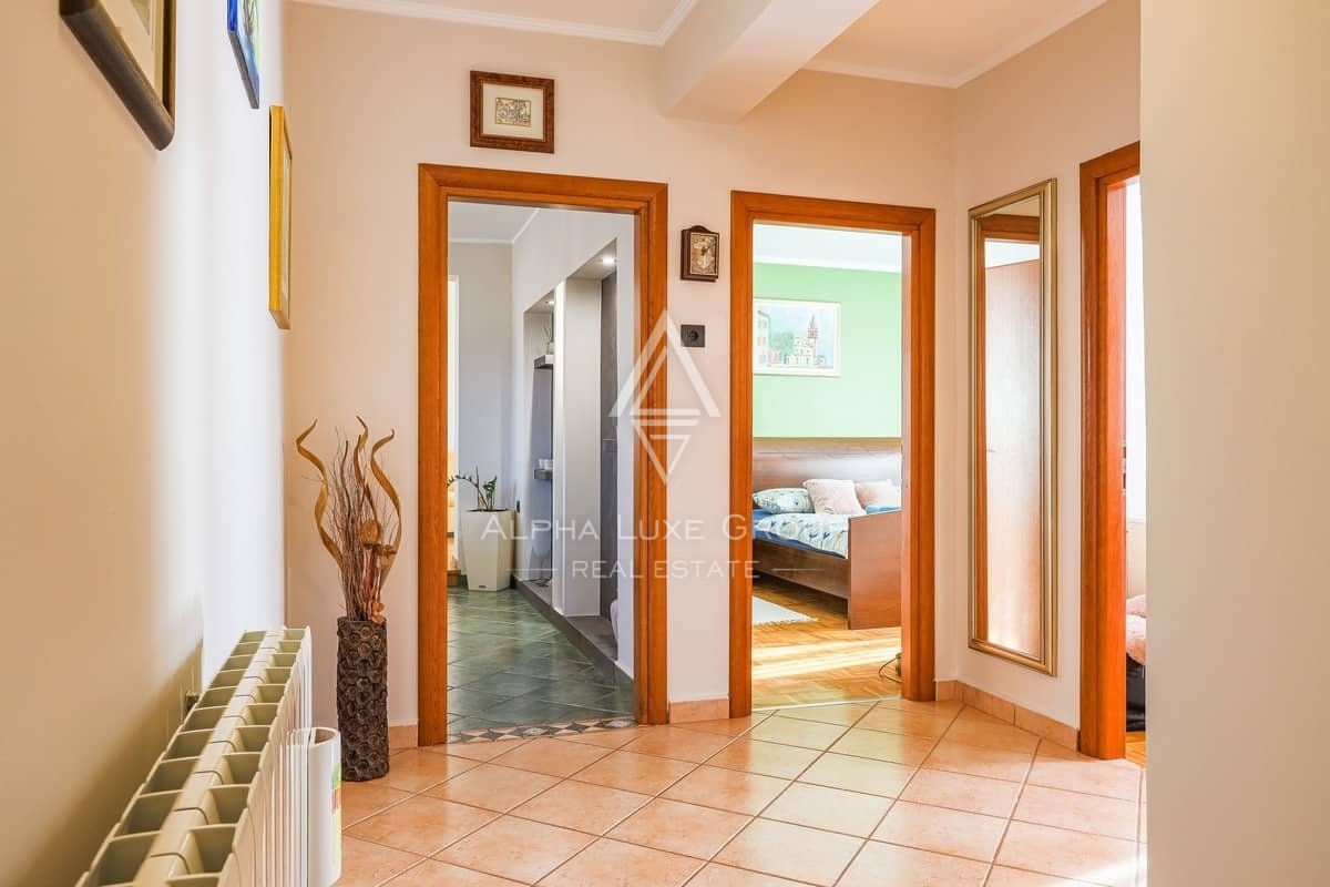 Istra, Svetvinčenat - Dvojna stanovanjska enota s bazenom