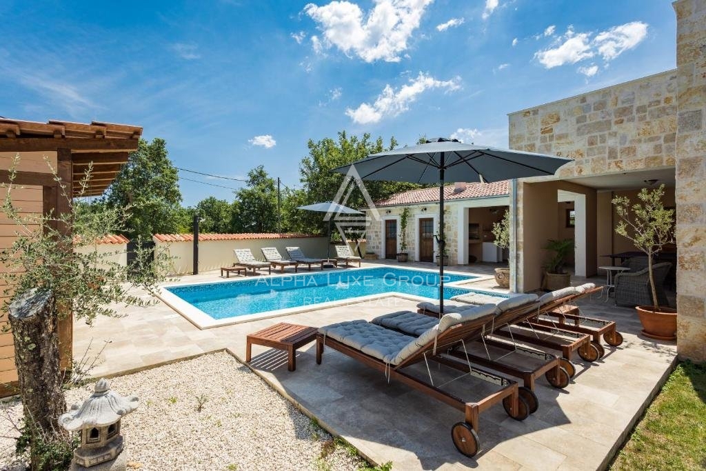 Istra, Vodnjan - Razkošna rustikalna vila z bazenom na prodaj
