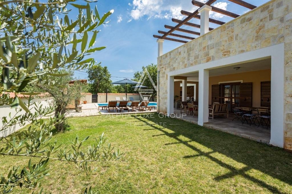 Istra, Vodnjan - Razkošna rustikalna vila z bazenom na prodaj