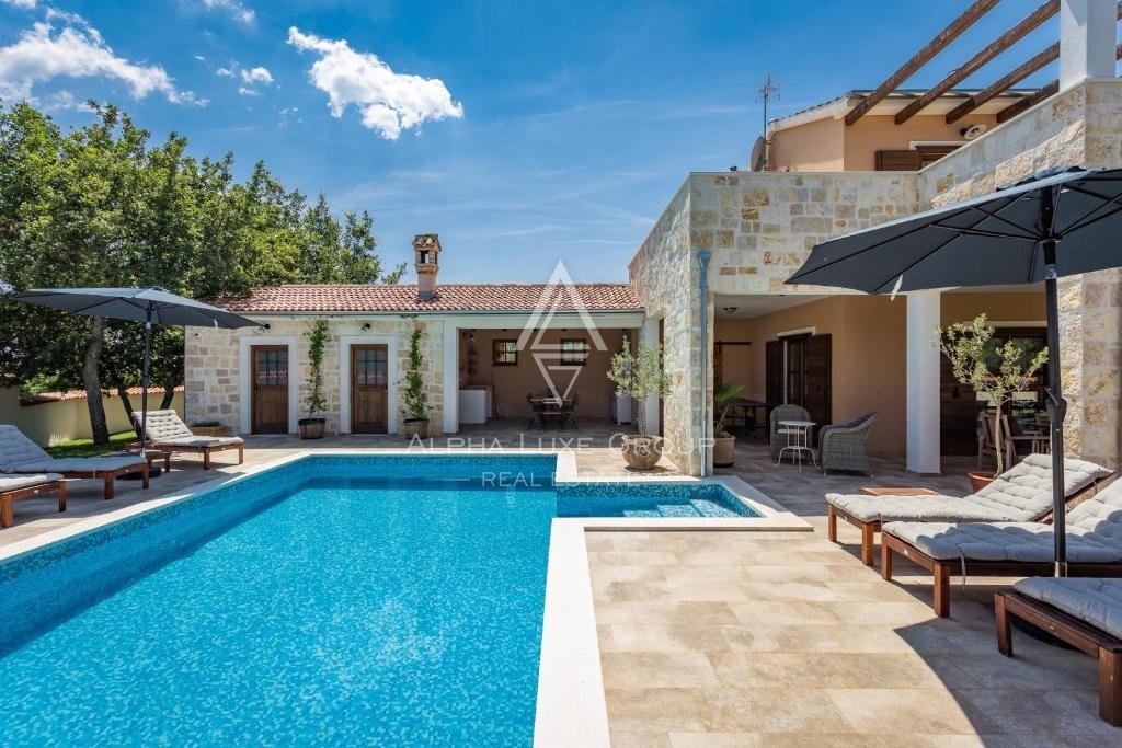 Istra, Vodnjan - Razkošna rustikalna vila z bazenom na prodaj