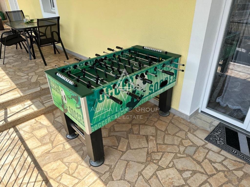 Poreč - Obnovljena domačija s pogledom na morje in vrtom naprodaj