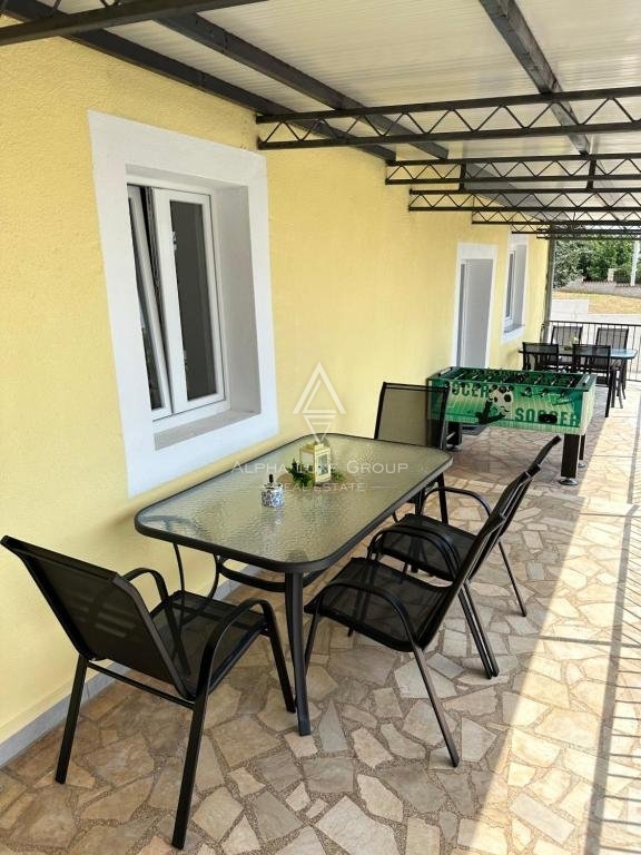 Poreč - Obnovljena domačija s pogledom na morje in vrtom naprodaj