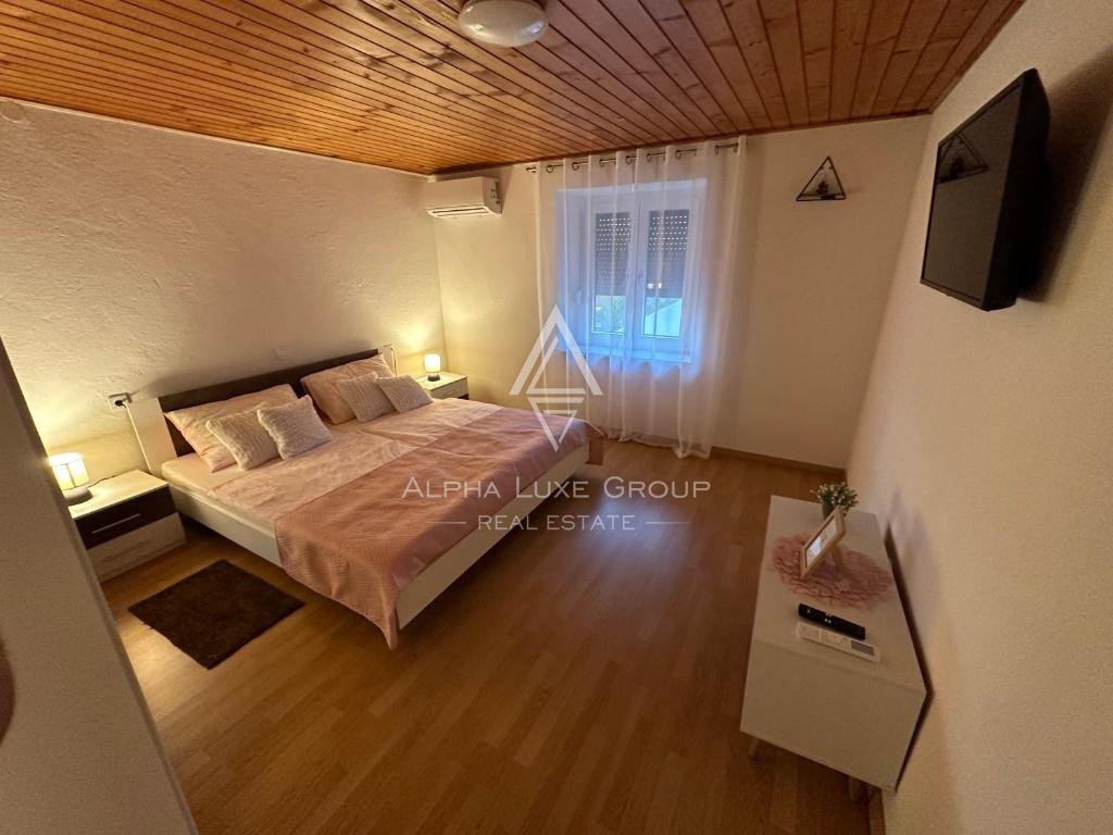 Poreč - Obnovljena domačija s pogledom na morje in vrtom naprodaj
