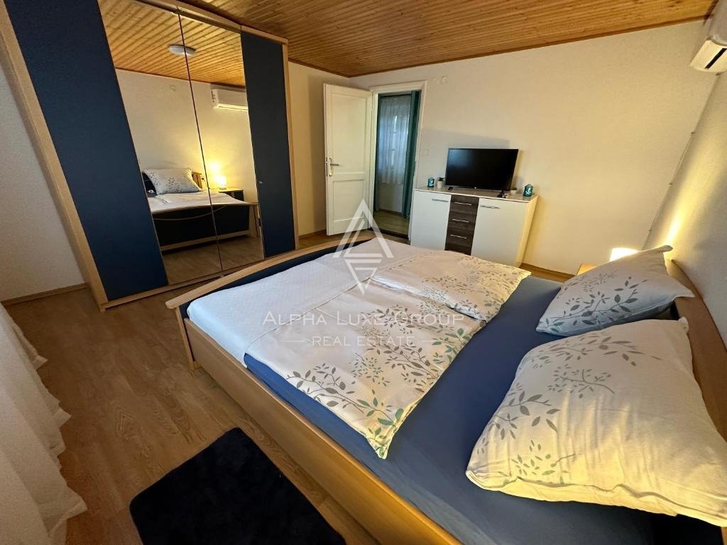 Poreč - Obnovljena domačija s pogledom na morje in vrtom naprodaj