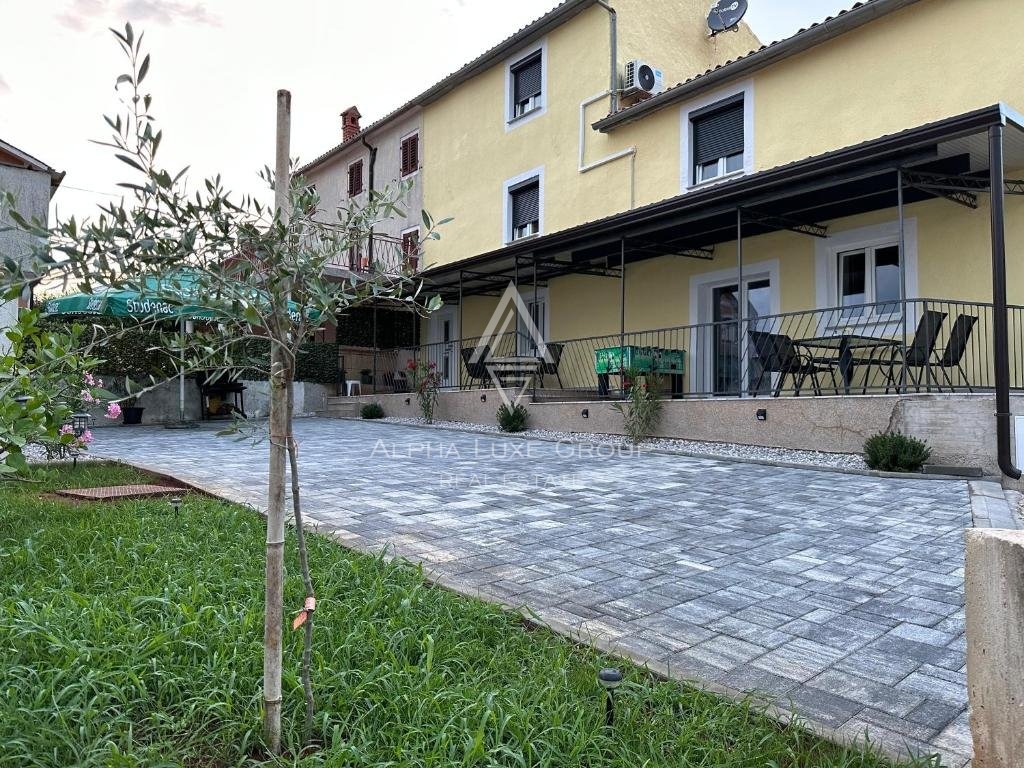 Poreč - Obnovljena domačija s pogledom na morje in vrtom naprodaj
