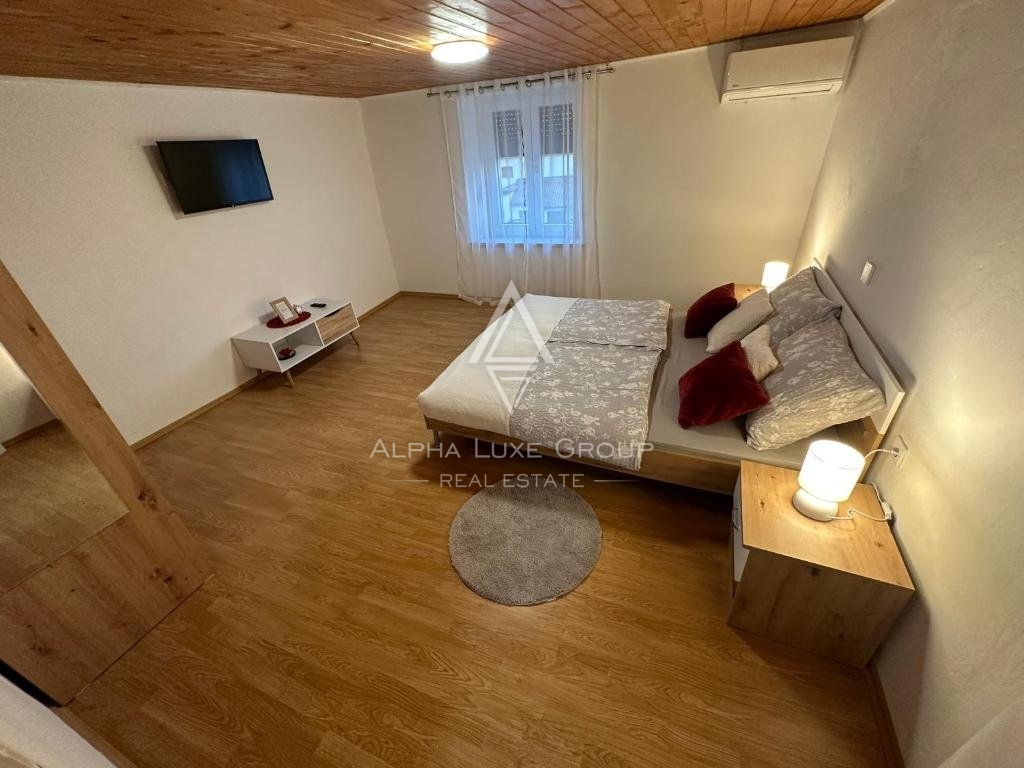 Poreč - Obnovljena domačija s pogledom na morje in vrtom naprodaj