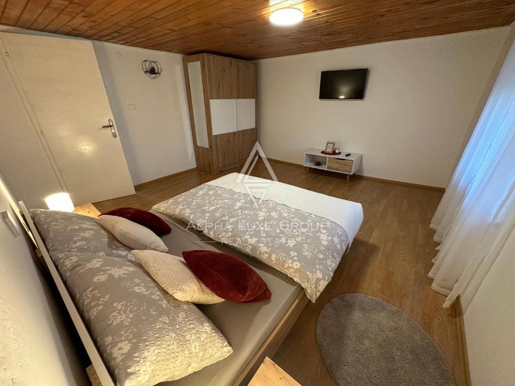 Poreč - Obnovljena domačija s pogledom na morje in vrtom naprodaj