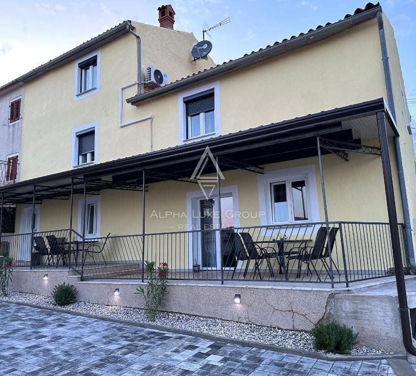 Poreč - Obnovljena domačija s pogledom na morje in vrtom naprodaj