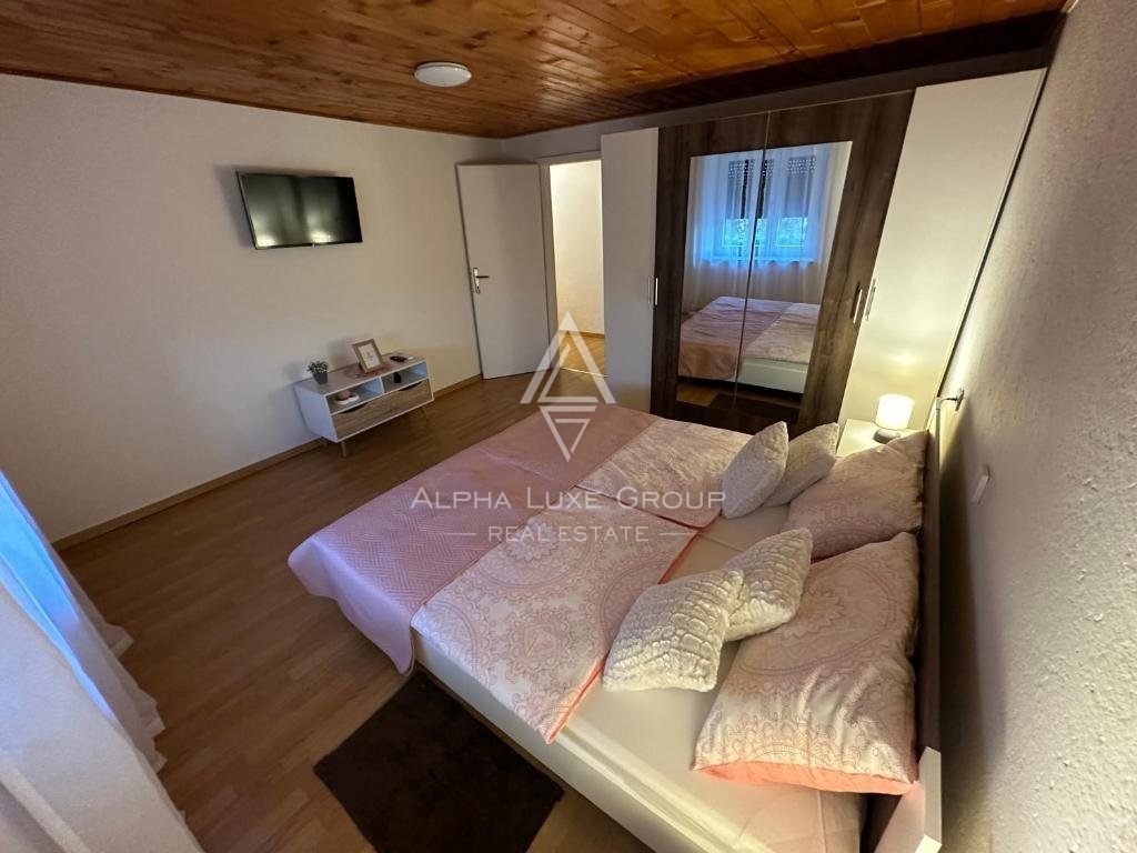 Poreč - Obnovljena domačija s pogledom na morje in vrtom naprodaj