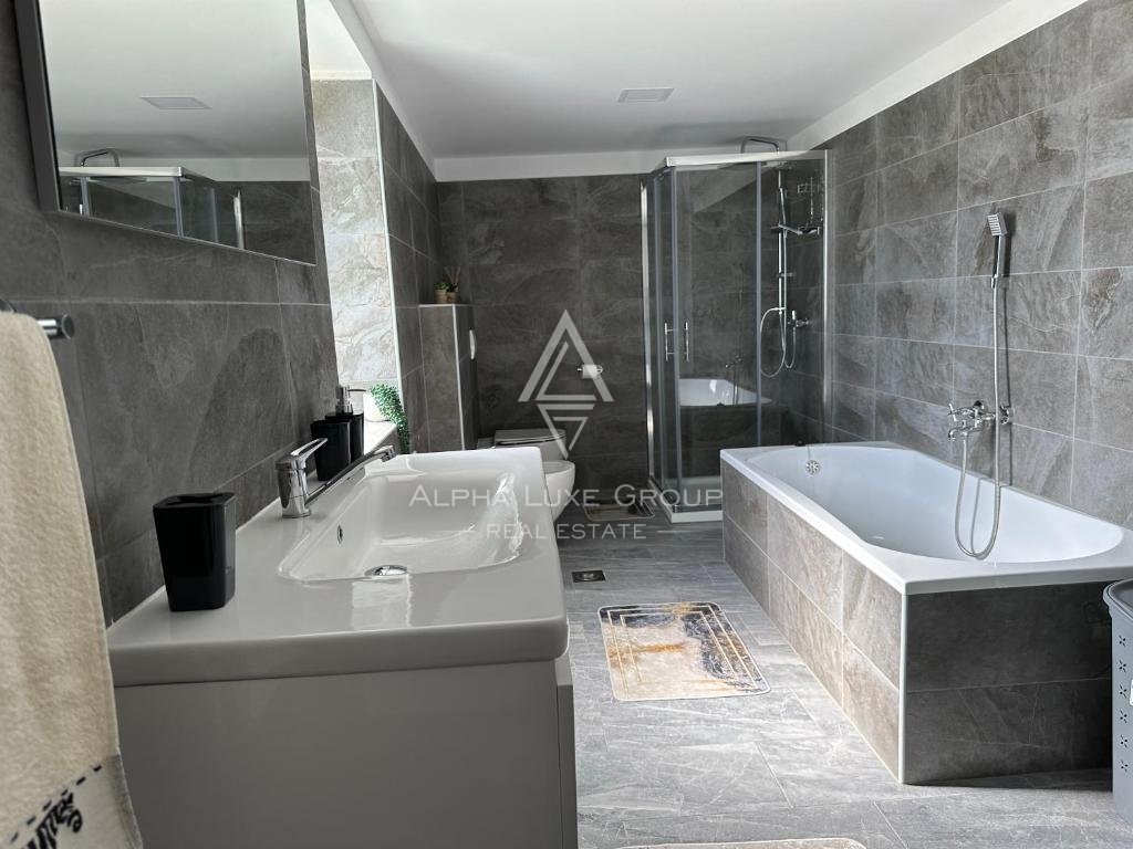 Poreč - Obnovljena domačija s pogledom na morje in vrtom naprodaj