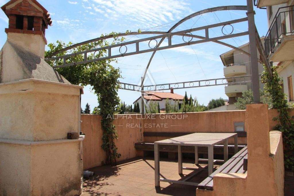 Območje Medulina: Očarljiva vila s pogledom na morje, ki nudi 13 apartmajev