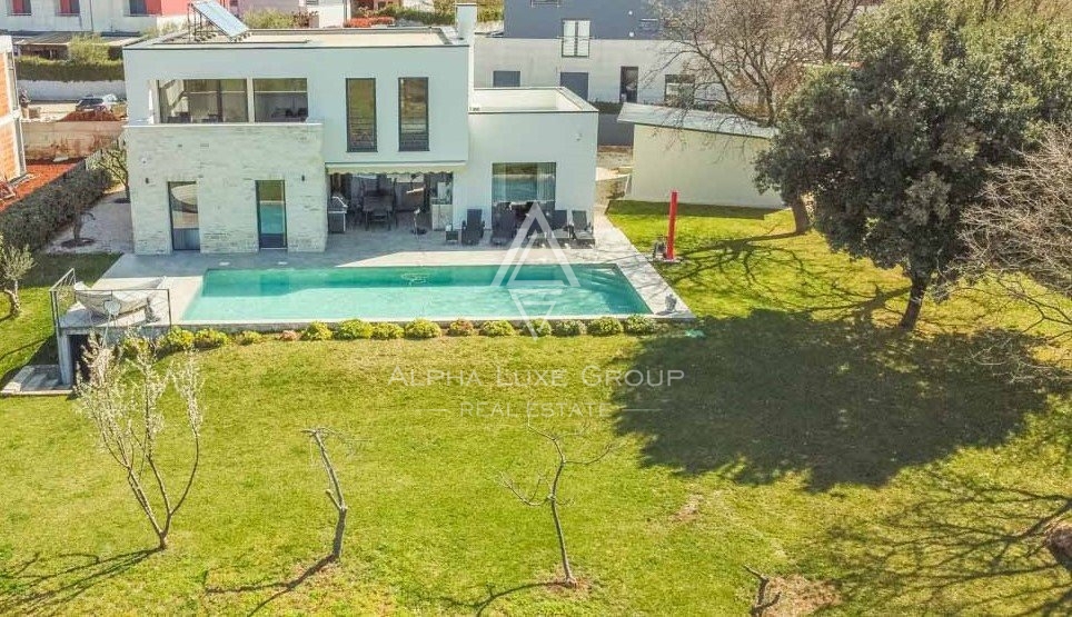 Izjemna 4-sobna vila z modernim oblikovanjem blizu centra Poreč