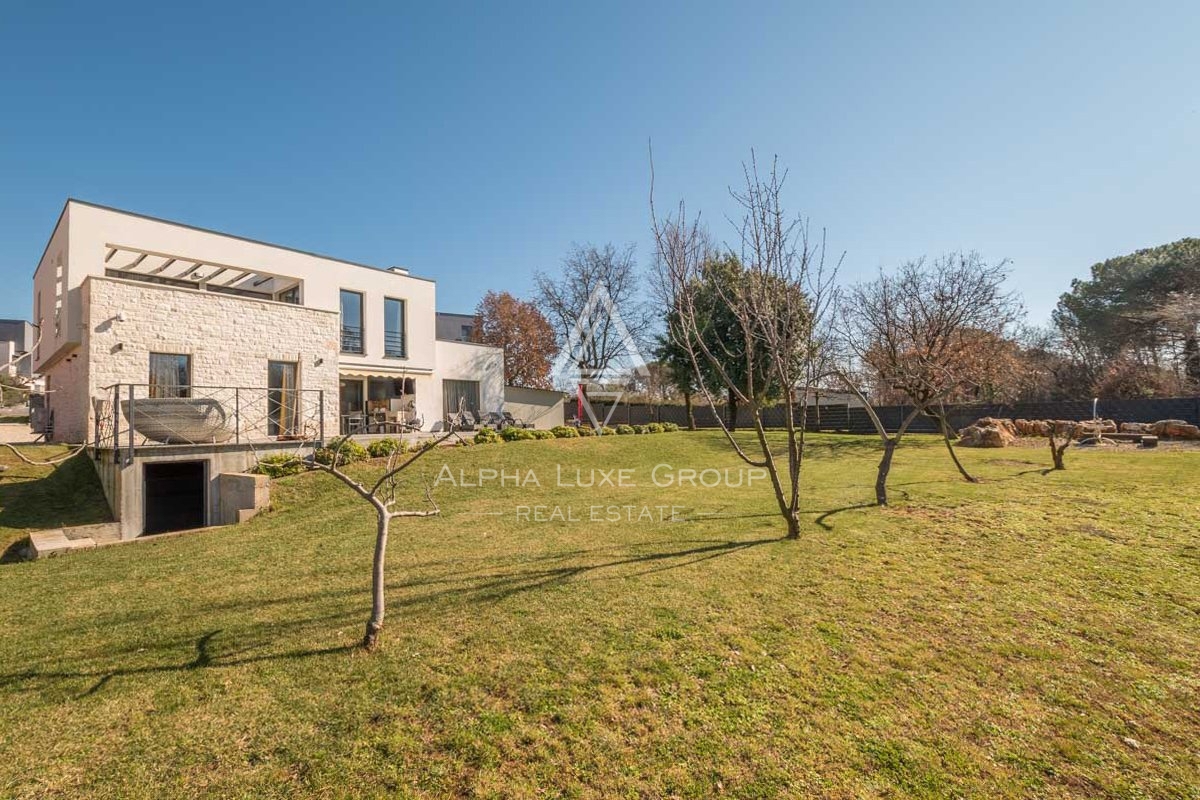 Izjemna 4-sobna vila z modernim oblikovanjem blizu centra Poreč
