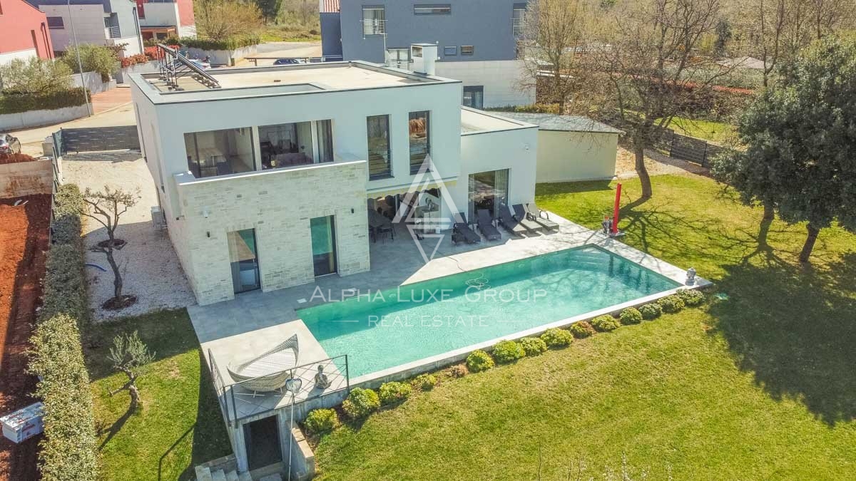 Izjemna 4-sobna vila z modernim oblikovanjem blizu centra Poreč