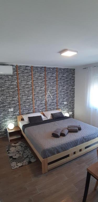 Labin, Istra: Vsestranska hiša z poslovnim prostorom na prodaj