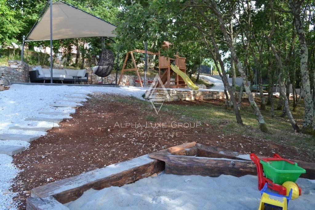 Tinjan, Istra - Eleganten dvorec z razgledom na morje, bazenom in prostranim vrtom