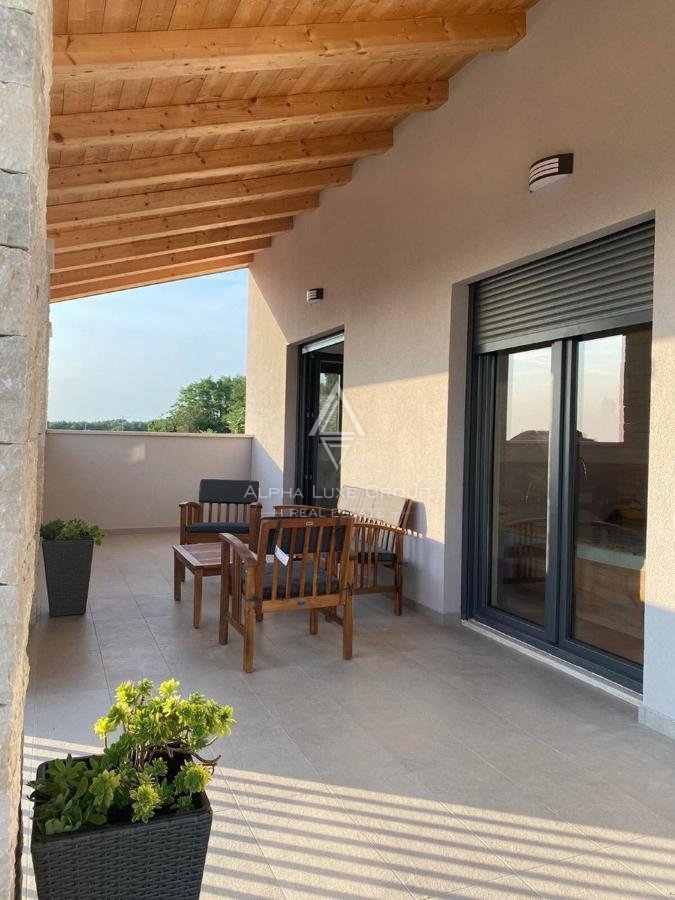 Luksuzna vila z wellness oazo, obdana z zelenjem in pogledom na morje, Tinjan, ISTRA