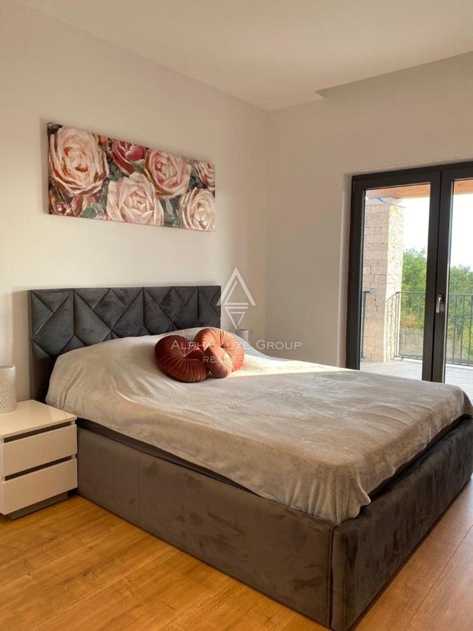 Luksuzna vila z wellness oazo, obdana z zelenjem in pogledom na morje, Tinjan, ISTRA