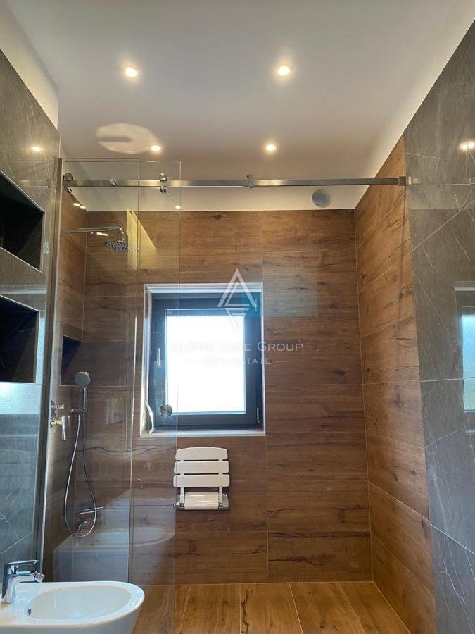 Luksuzna vila z wellness oazo, obdana z zelenjem in pogledom na morje, Tinjan, ISTRA