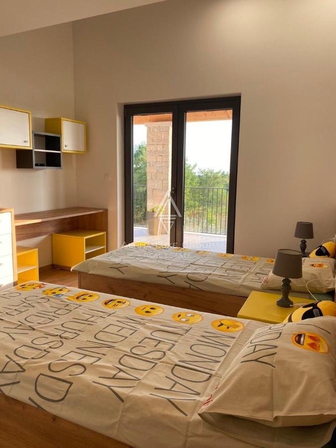 Luksuzna vila z wellness oazo, obdana z zelenjem in pogledom na morje, Tinjan, ISTRA