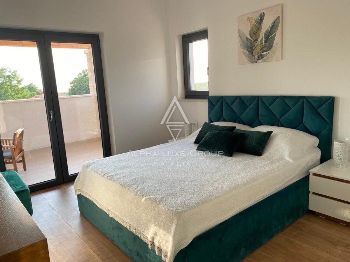 Luksuzna vila z wellness oazo, obdana z zelenjem in pogledom na morje, Tinjan, ISTRA