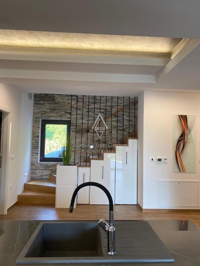 Luksuzna vila z wellness oazo, obdana z zelenjem in pogledom na morje, Tinjan, ISTRA