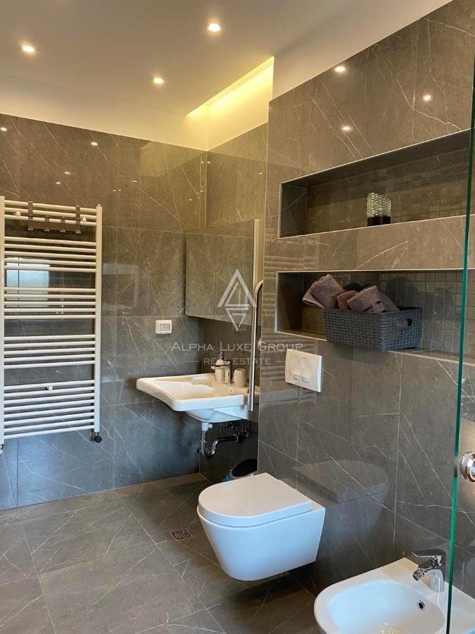 Luksuzna vila z wellness oazo, obdana z zelenjem in pogledom na morje, Tinjan, ISTRA