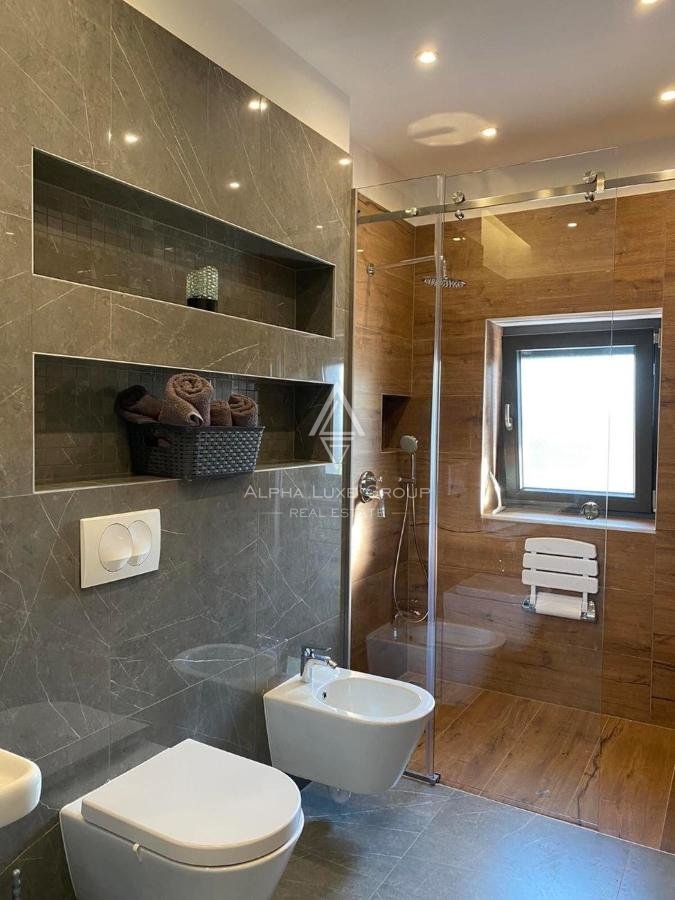 Luksuzna vila z wellness oazo, obdana z zelenjem in pogledom na morje, Tinjan, ISTRA