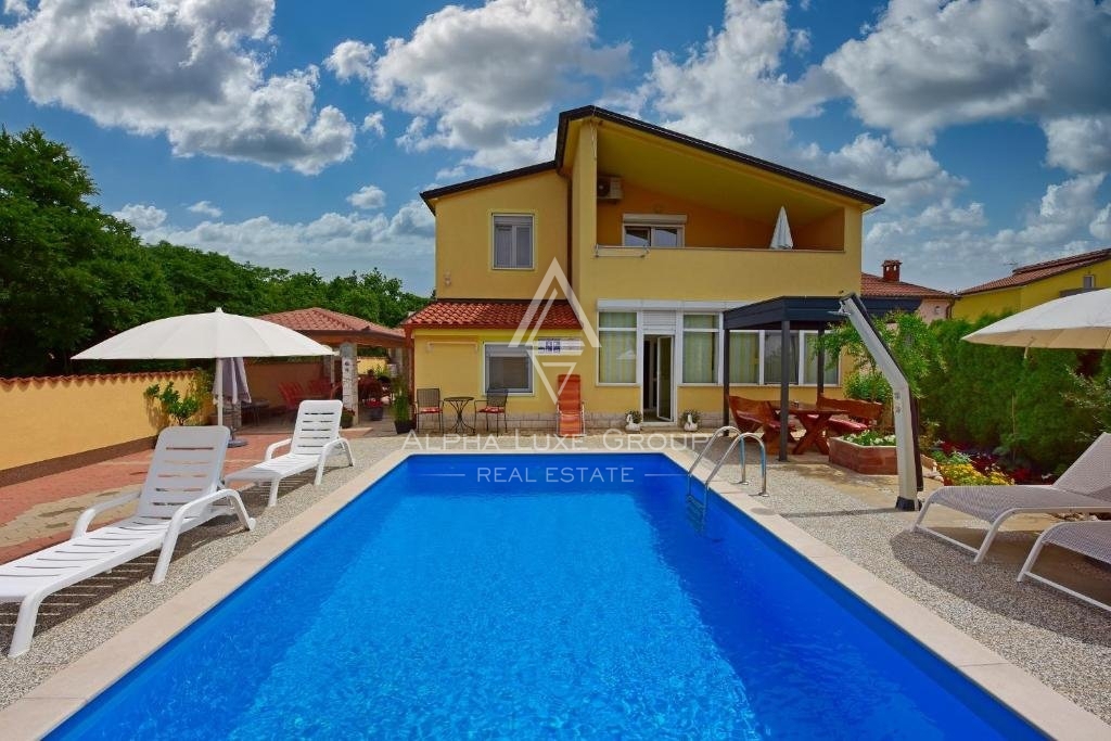 Hiša z bazenom in petimi apartmaji, Istri, Poreč
