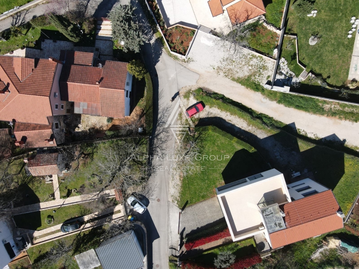 MODERNA VILA Z DVEMA STANOVANJSKIMA ENOTAMA, PANORAMSKI POGLED NA MORJE, OKOLICA POREČA, INVESTICIJSKA PRILOŽNOST