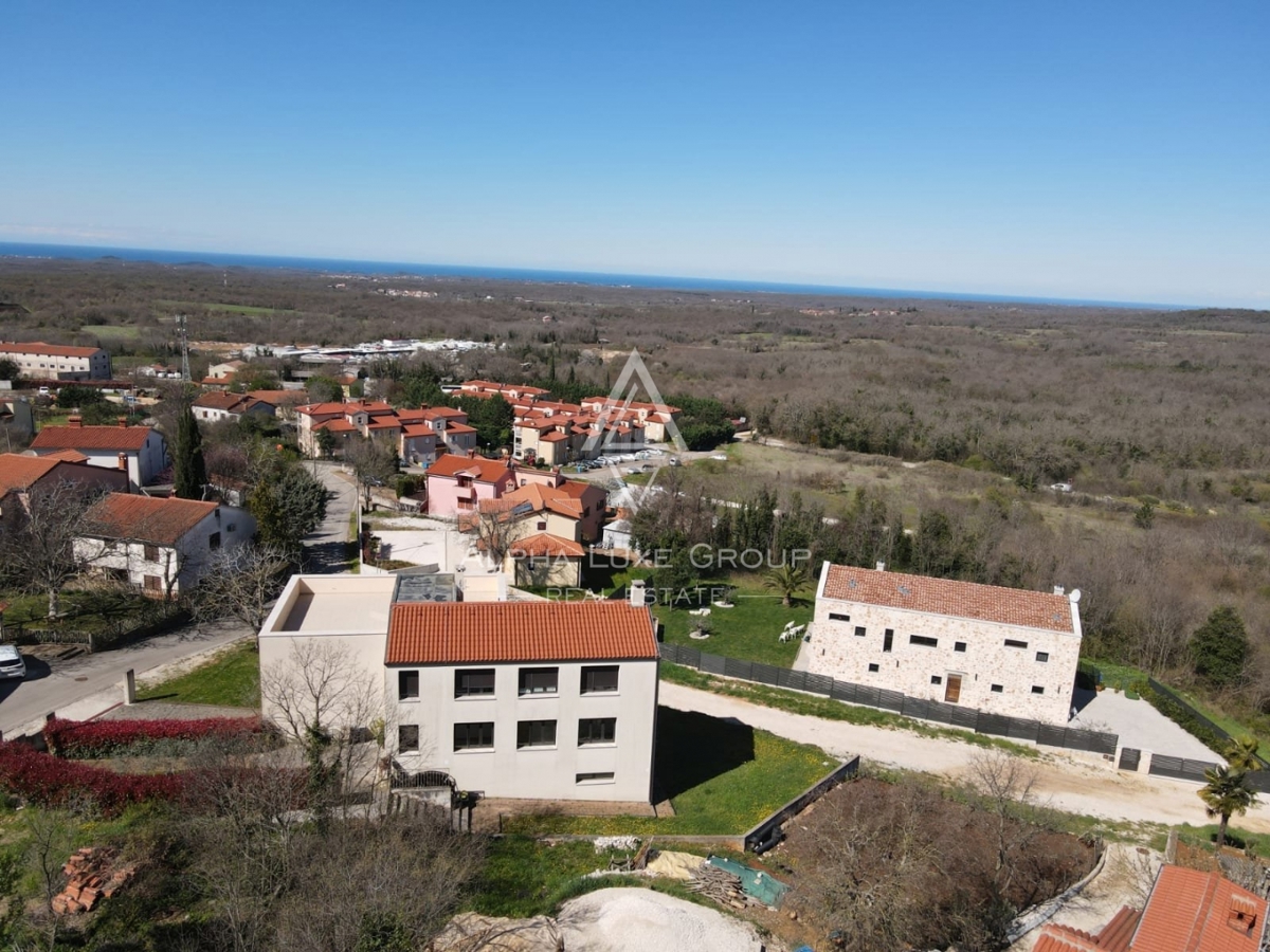 MODERNA VILA Z DVEMA STANOVANJSKIMA ENOTAMA, PANORAMSKI POGLED NA MORJE, OKOLICA POREČA, INVESTICIJSKA PRILOŽNOST
