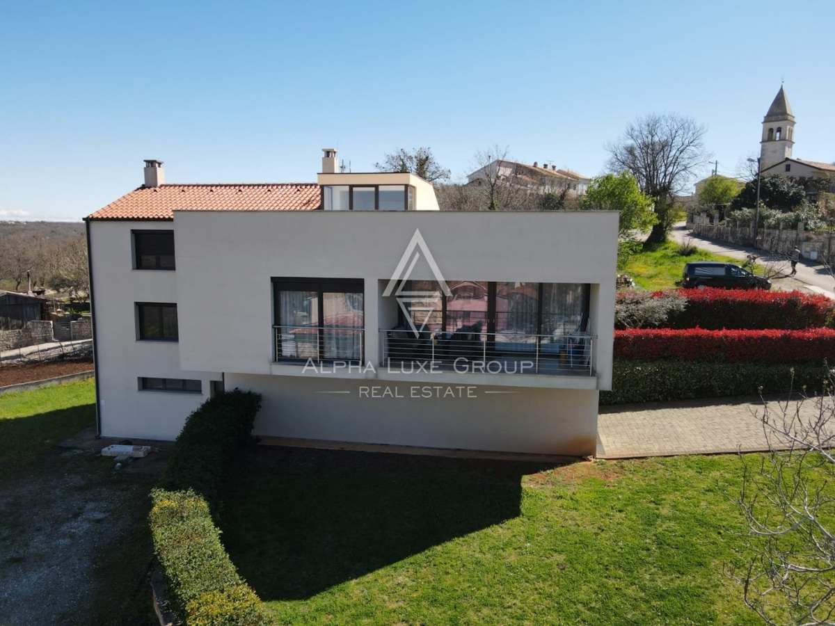 MODERNA VILA Z DVEMA STANOVANJSKIMA ENOTAMA, PANORAMSKI POGLED NA MORJE, OKOLICA POREČA, INVESTICIJSKA PRILOŽNOST