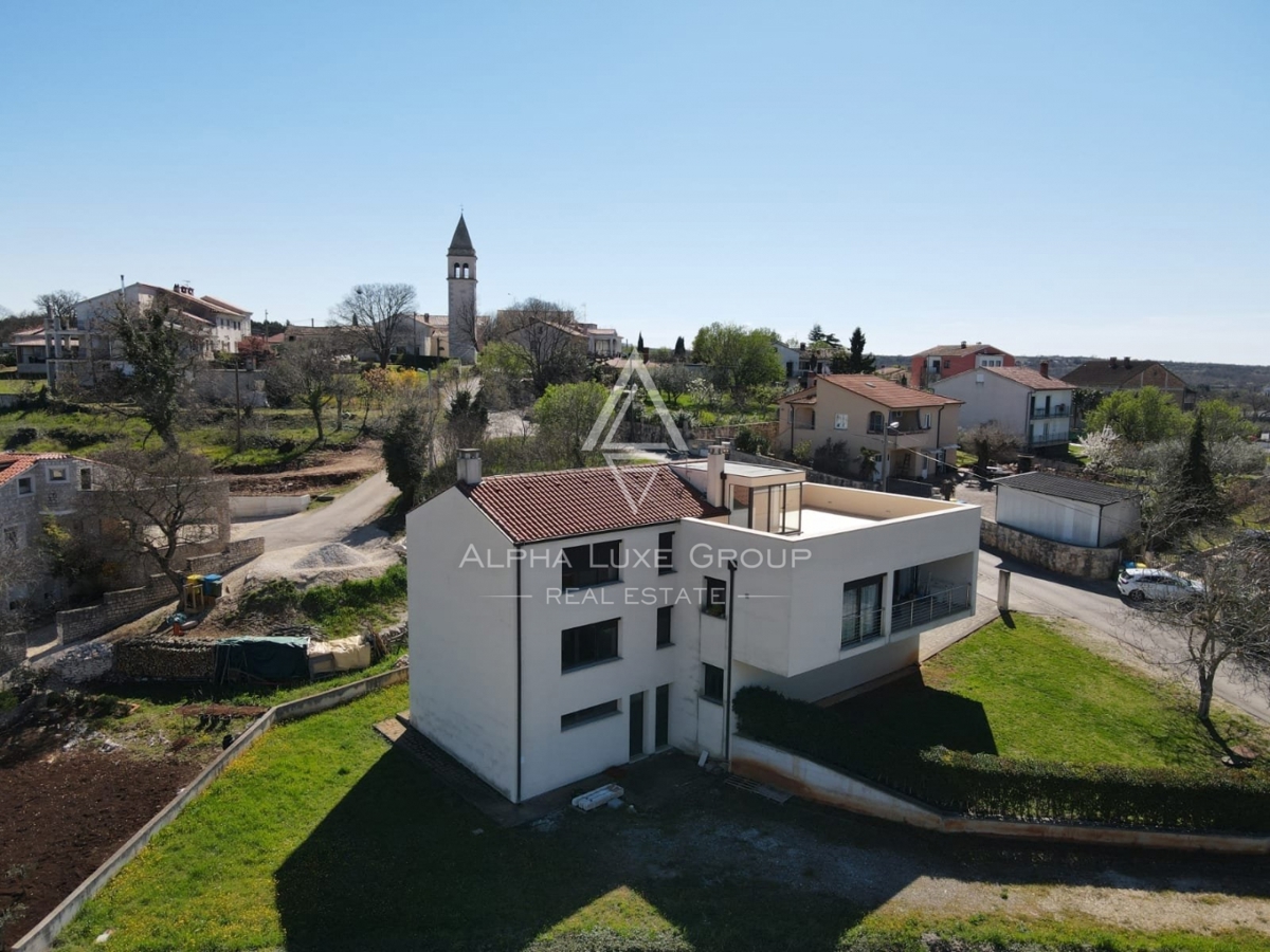 MODERNA VILA Z DVEMA STANOVANJSKIMA ENOTAMA, PANORAMSKI POGLED NA MORJE, OKOLICA POREČA, INVESTICIJSKA PRILOŽNOST