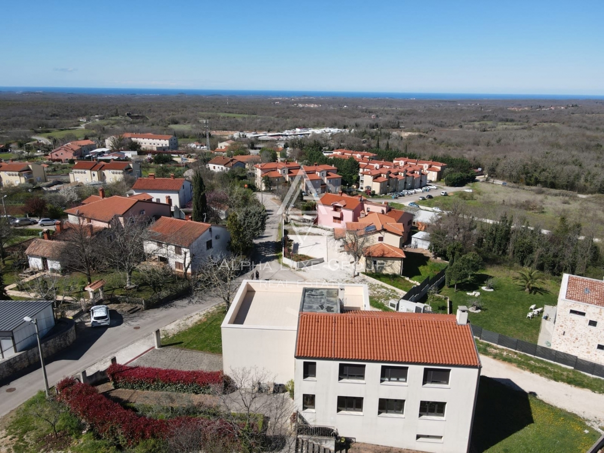 MODERNA VILA Z DVEMA STANOVANJSKIMA ENOTAMA, PANORAMSKI POGLED NA MORJE, OKOLICA POREČA, INVESTICIJSKA PRILOŽNOST