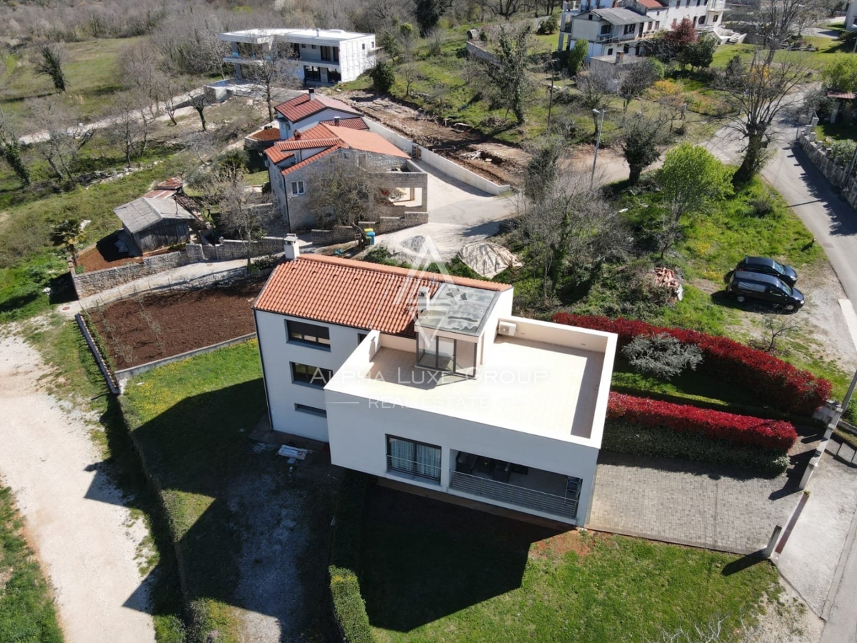 MODERNA VILA Z DVEMA STANOVANJSKIMA ENOTAMA, PANORAMSKI POGLED NA MORJE, OKOLICA POREČA, INVESTICIJSKA PRILOŽNOST
