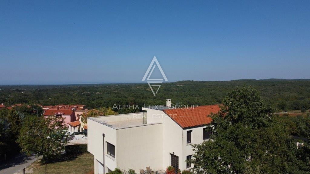 MODERNA VILA Z DVEMA STANOVANJSKIMA ENOTAMA, PANORAMSKI POGLED NA MORJE, OKOLICA POREČA, INVESTICIJSKA PRILOŽNOST