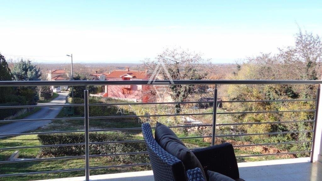 MODERNA VILA Z DVEMA STANOVANJSKIMA ENOTAMA, PANORAMSKI POGLED NA MORJE, OKOLICA POREČA, INVESTICIJSKA PRILOŽNOST