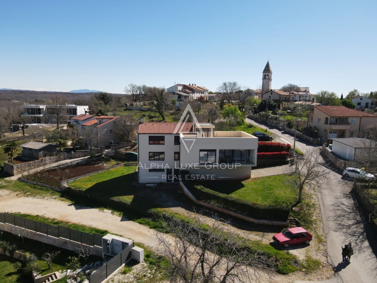 MODERNA VILA Z DVEMA STANOVANJSKIMA ENOTAMA, PANORAMSKI POGLED NA MORJE, OKOLICA POREČA, INVESTICIJSKA PRILOŽNOST