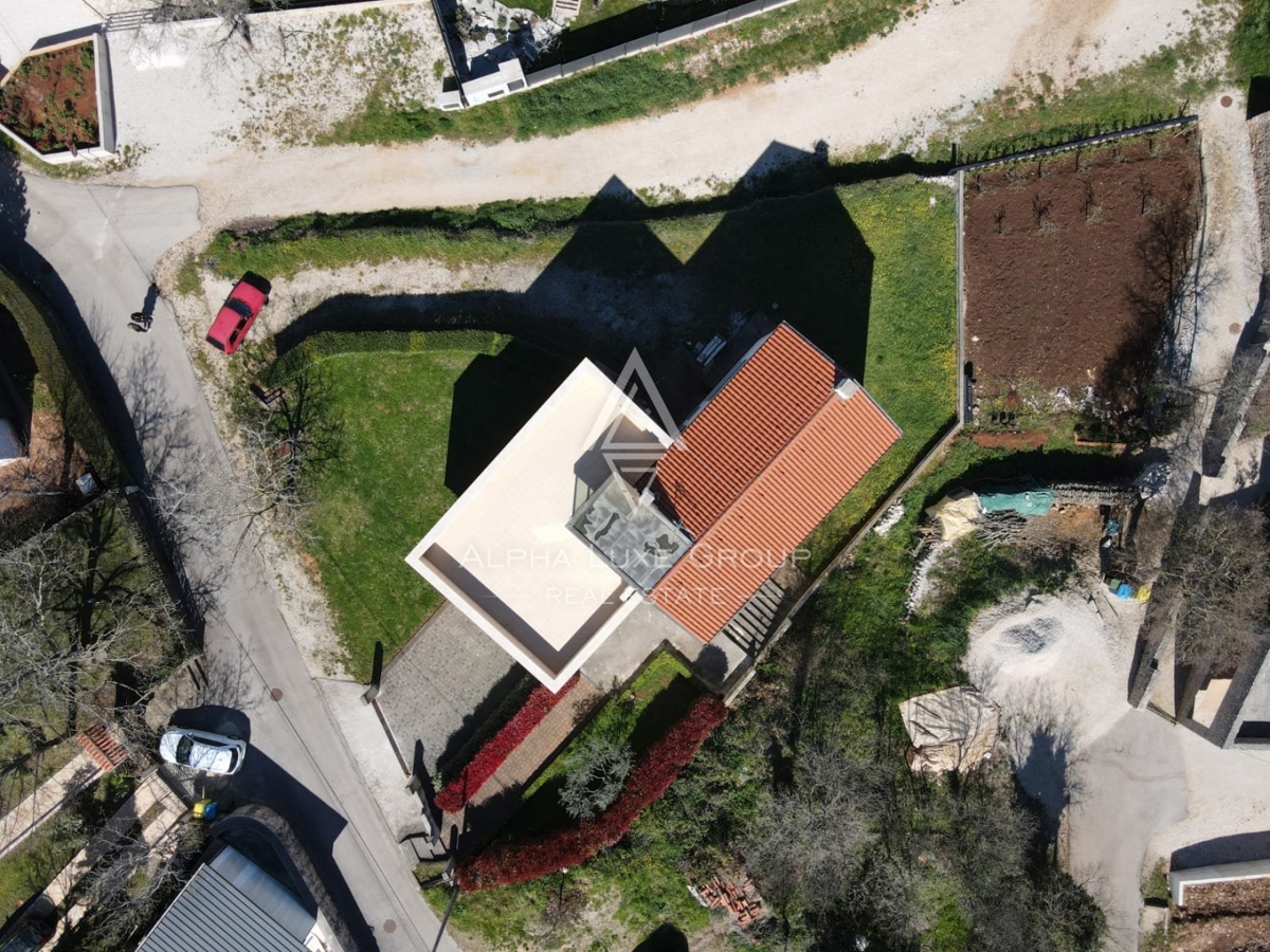 MODERNA VILA Z DVEMA STANOVANJSKIMA ENOTAMA, PANORAMSKI POGLED NA MORJE, OKOLICA POREČA, INVESTICIJSKA PRILOŽNOST
