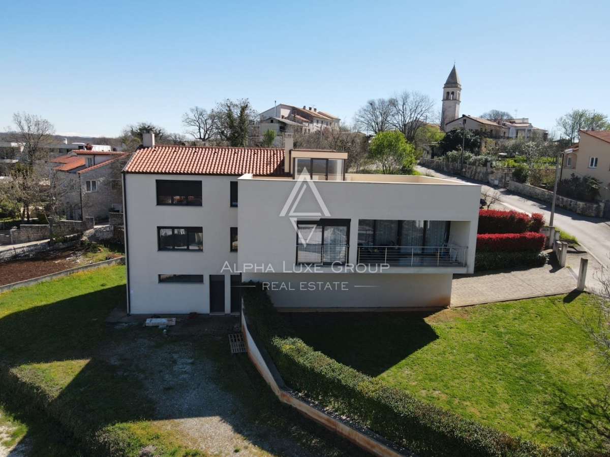 MODERNA VILA Z DVEMA STANOVANJSKIMA ENOTAMA, PANORAMSKI POGLED NA MORJE, OKOLICA POREČA, INVESTICIJSKA PRILOŽNOST