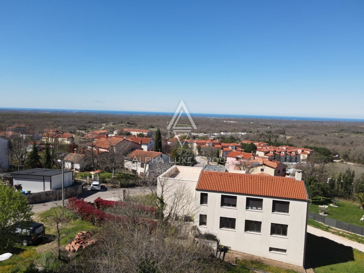MODERNA VILA Z DVEMA STANOVANJSKIMA ENOTAMA, PANORAMSKI POGLED NA MORJE, OKOLICA POREČA, INVESTICIJSKA PRILOŽNOST