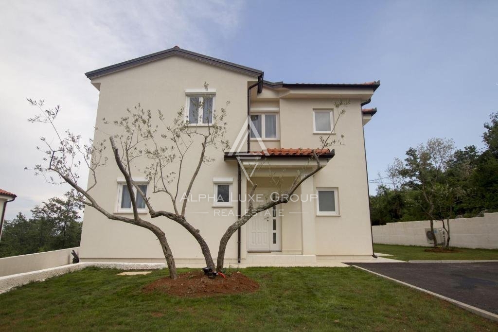 Osupljiva hiša ob morju z bazenom, Istra, Labin