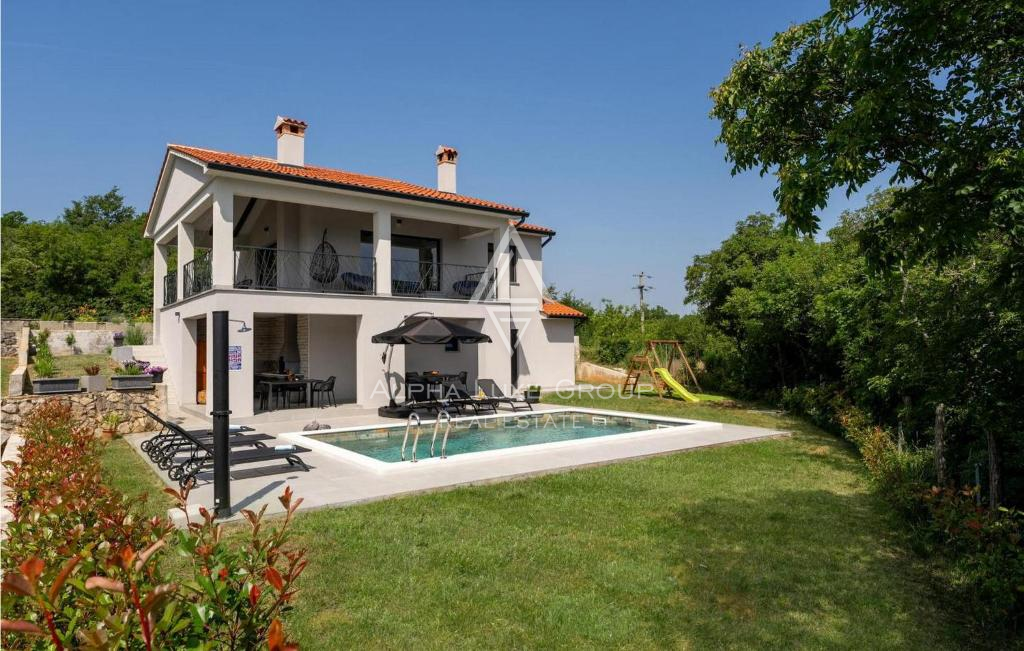 Istra, Labin: Vila z bazenom na robu vasi