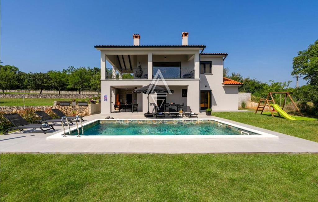 Istra, Labin: Vila z bazenom na robu vasi