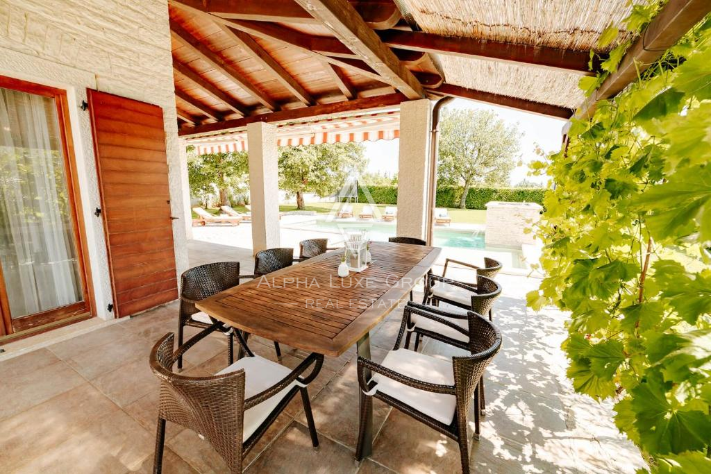 Istra, Višnjan: Čarobna rustikalna hiša z bazenom